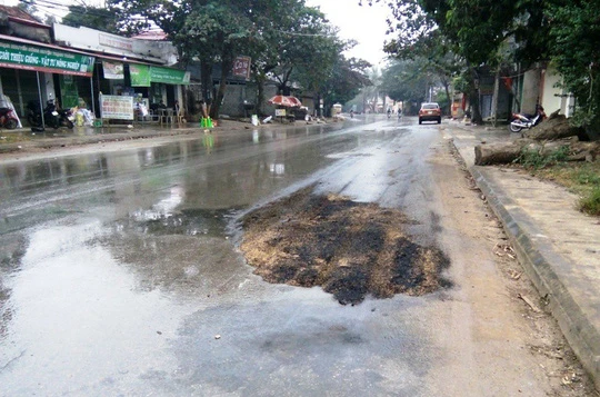 Nơi xảy ra vụ tai nạn 2 thanh niên tông vào đuôi xe tải tử vong. Ảnh: NLĐ.