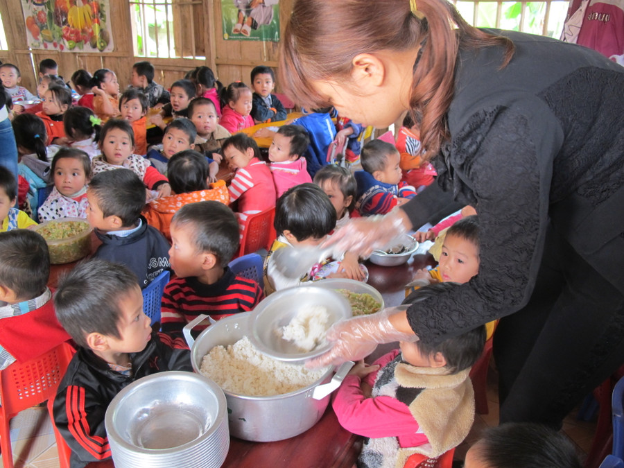 Ăn bán trú tại trường cũng là giải pháp để hạn chế tình trạng suy dinh dưỡng ở trẻ vùng khó Ăn bán trú tại trường cũng là giải pháp để hạn chế tình trạng suy dinh dưỡng ở trẻ vùng khó
