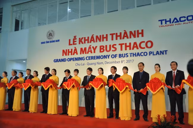  Phó Thủ tướng Trịnh Đình Dũng cũng lãnh đạo các bộ, ngành, tỉnh Quảng Nam, Thaco cắt băng khánh thành nhà máy Bus Thaco.