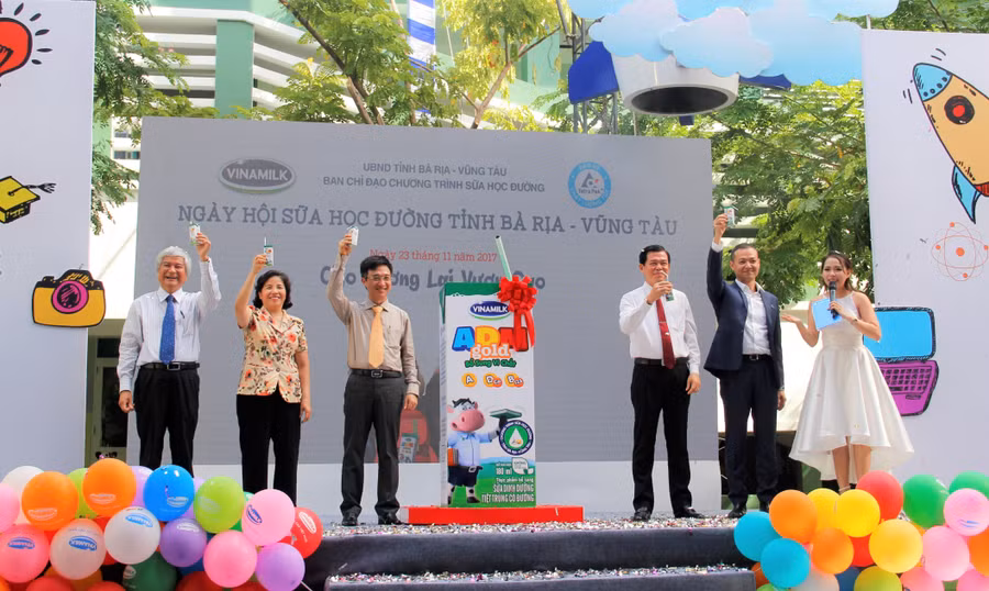 Ông Nguyễn Hồng Lĩnh – Ủy viên Ban chấp hành TW Đảng, Bí thư tỉnh ủy Bà Rịa - Vũng Tàu, ông Đặng Minh Thông - Phó Chủ tịch UBND tỉnh Bà Rịa – Vũng Tàu, ông Nguyễn Thanh Giang – Giám đốc sở Giáo dục và Đào tạo tỉnh Bà Rịa – Vũng Tàu, bà Mai Kiều Liên – Tổng Giám đốc Vinamilk và ông Nguyễn Trung Hiếu – Giám đốc Thương mại Tetra Pak Việt Nam cùng thực hiện nghi thức khởi động chương trình Sữa học đường năm 2017.