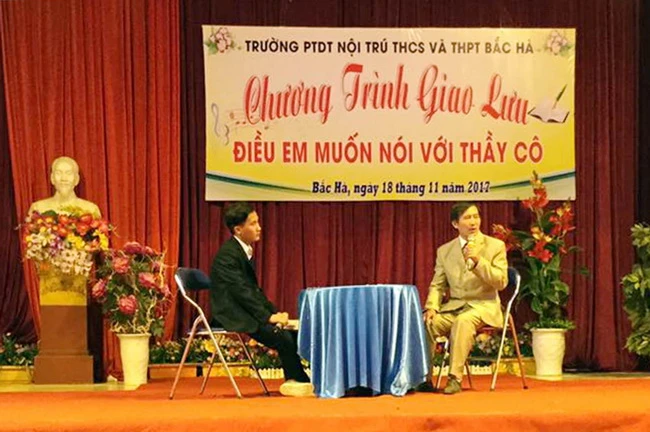 Thầy Dung (bên phải) trong chương trình giao lưu và tri ân thầy cô của Trường PTDT Nội trú THCS và THPT Bắc Hà