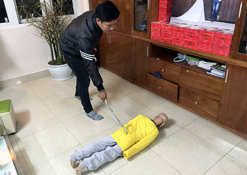 Trần Hoài Nam thực nghiệm lại hành vi bạo hành con. cuoc-song-doa-day-cua-be-trai-10-tuoi-khi-o-cung-bo-va-me-ke-1