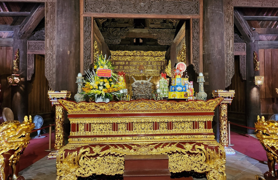 Du khách tham quan khu chính điện Lam Kinh. Du khách tham quan khu chính điện Lam Kinh.