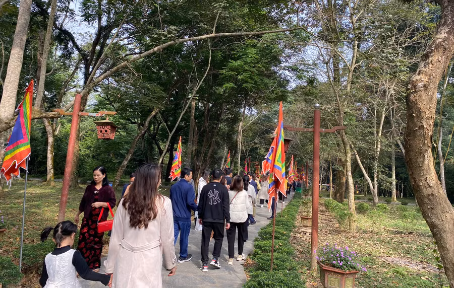 Mỗi ngày, Khu di tích lịch sử Lam Kinh đón gần 10.000 du khách đến dâng hương, tham quan.