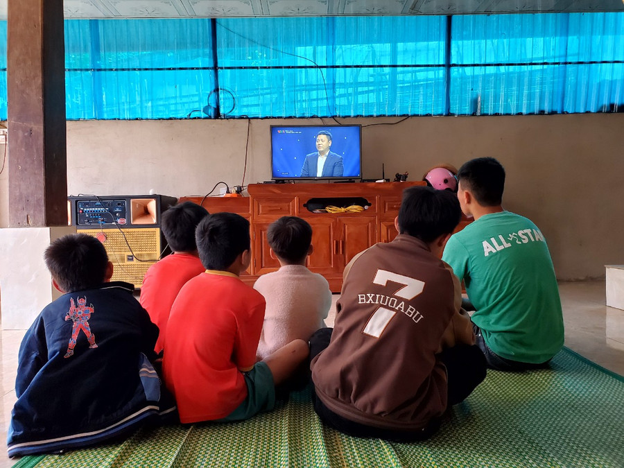 Người dân sắm ti vi để tiếp cận nhiều thông tin hữu ích. (Ảnh: NT). Người dân sắm ti vi để tiếp cận nhiều thông tin hữu ích. (Ảnh: NT).