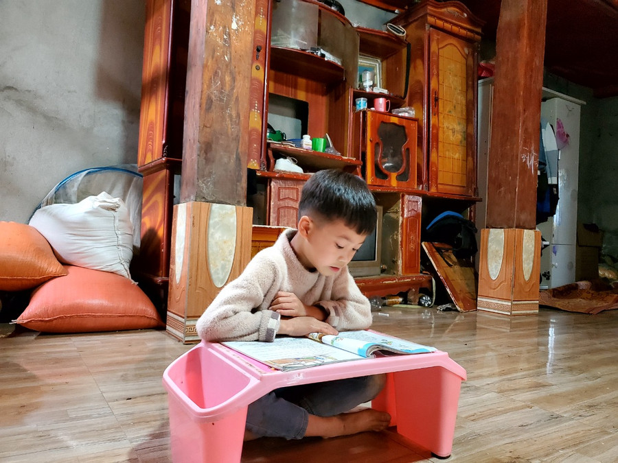 Có điện, những đứa trẻ không còn phải học tập dưới ánh đèn dầu. (Ảnh: NT). Có điện, những đứa trẻ không còn phải học tập dưới ánh đèn dầu. (Ảnh: NT).