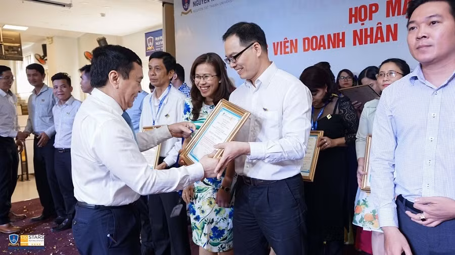 PGS.TS Nguyễn Mạnh Hùng trao giấy chứng nhận giảng viên Doanh nhân cho một CEO dạy tại Khoa Du lịch