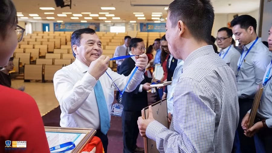 Trường ĐH Nguyễn Tất Thành trao giấy chứng nhận cho giảng viên doanh nhân