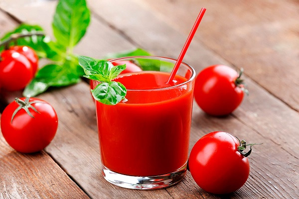 Nước ép cà chua cũng là biện pháp giúp giảm quầng thâm, bọng mắt hiệu quả (Ảnh minh họa).