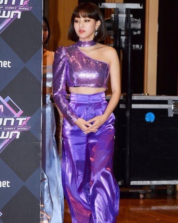 Gam màu cực khó mặc đang được loạt sao Á - Âu diện liên tục mùa Thu này ảnh 11 Kén chọn, khó mặc nhưng gam màu này lại đang được loạt sao việt lẫn sao hàn lăng xê