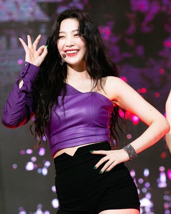 Gam màu cực khó mặc đang được loạt sao Á - Âu diện liên tục mùa Thu này ảnh 10 Kén chọn, khó mặc nhưng gam màu này lại đang được loạt sao việt lẫn sao hàn lăng xê