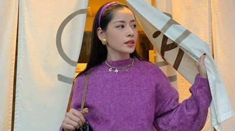 Chi Pu phối đồ ăn ý với băng đô gây ấn tượng ngay phút đầu tiên xuất hiện.
