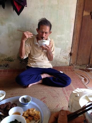 Dị nhân có cái bụng không đáy ảnh 1 Mỗi bữa ông Lự đều ăn rất khỏe. Ảnh Hồng Hà