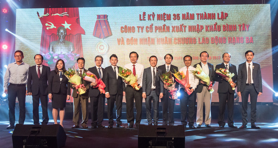 Lãnh đạo BITEX chụp hình cùng lãnh đạo Trung ương và địa phương tại buổi lễ Lãnh đạo BITEX chụp hình cùng lãnh đạo Trung ương và địa phương tại buổi lễ