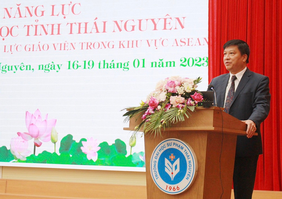 PGS. TS Hà Trần Phương, Bí thư Đảng uỷ, Chủ tịch Hội đồng Trường Đại học Sư phạm phát biểu tại chương trình.