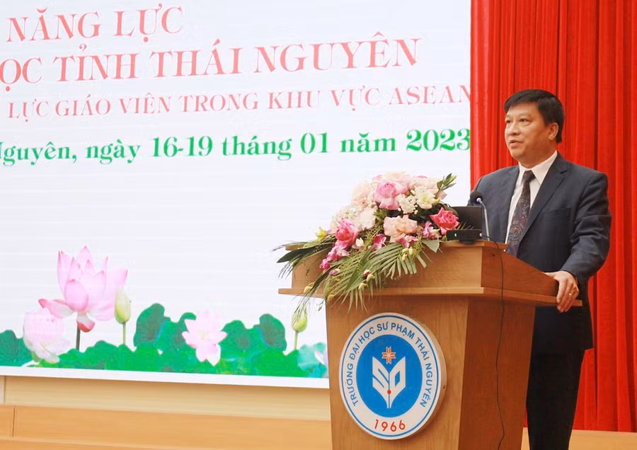 PGS. TS Hà Trần Phương, Bí thư Đảng uỷ, Chủ tịch Hội đồng Trường Đại học Sư phạm phát biểu tại chương trình.