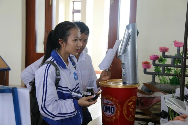 Học sinh vùng cao vượt hàng trăm km mang đề tài khoa học đi dự thi