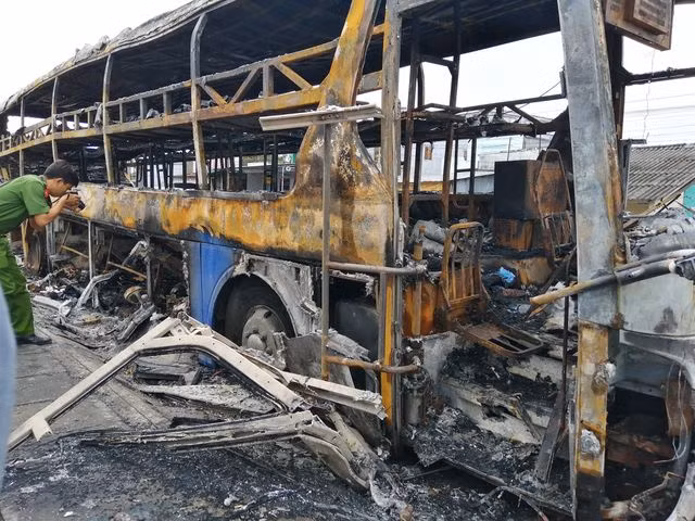 Vụ xe đang chở nhiều hành khách bất ngờ bốc cháy: Giám định chất lượng nhiên liệu - 1