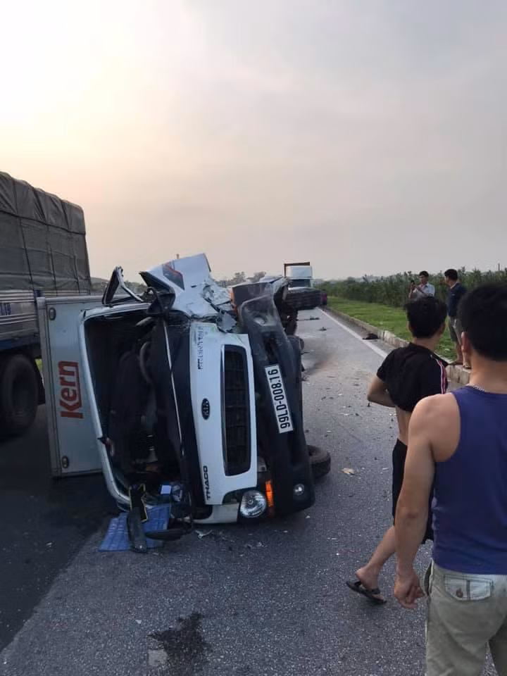 Tong phai o to dung thay lop tren cao toc, tai xe xe tai bi gay chan hinh anh 2