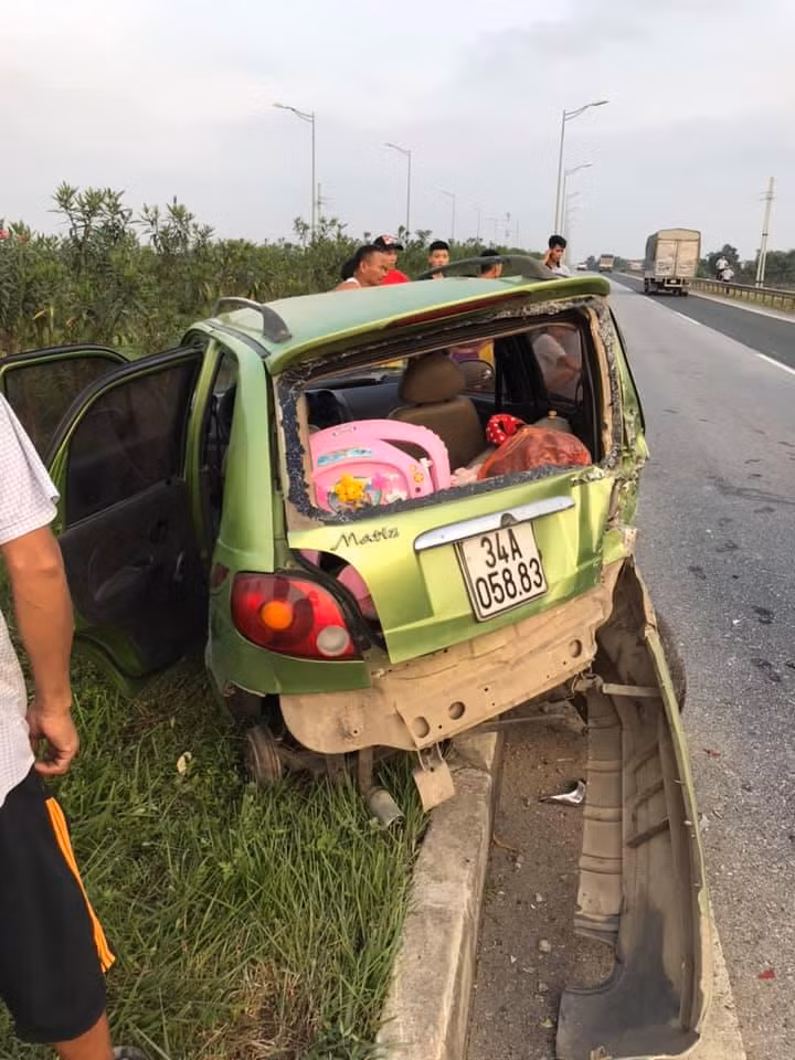 Tong phai o to dung thay lop tren cao toc, tai xe xe tai bi gay chan hinh anh 3