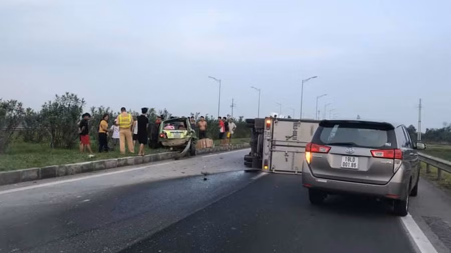 Tong phai o to dung thay lop tren cao toc, tai xe xe tai bi gay chan hinh anh 1