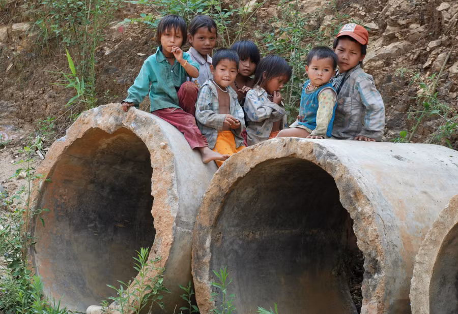 Những chiếc cống ven đường trở thành điểm vui chơi của trẻ. Ảnh: T.G