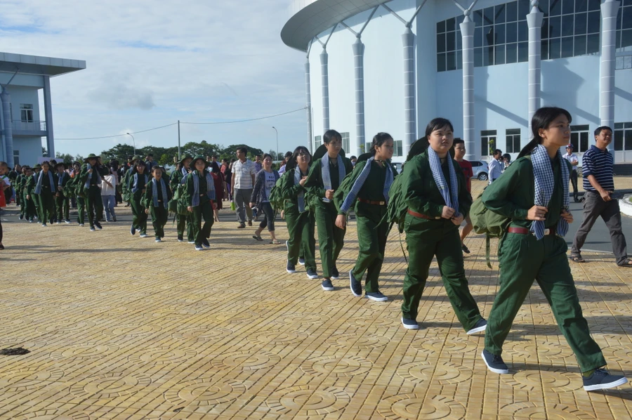 Sóc Trăng: 156 chiến sĩ nhí vào doanh trại quân đội