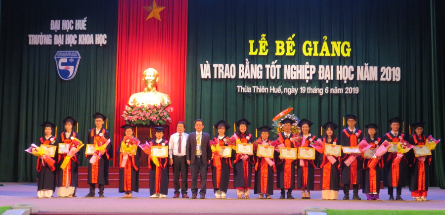 PGS.TS Hoàng Văn Hiển- Hiệu trưởng Trường ĐHKH Huế và PGS.TS. Nguyễn Thành, Chủ tịch Hội đồng Trường tặng giấy khen của Trường cho các sinh viên xuất sắc 
