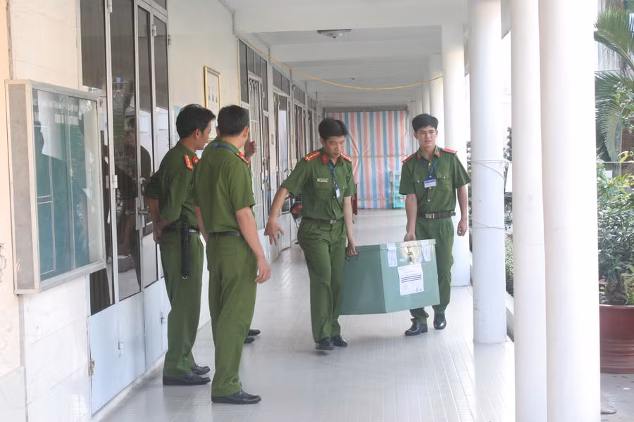 Lực lượng Công an TP Cần Thơ áp tải đề thi ra xe đặc chủng trong Kỳ thi THPT quốc gia 2018. Ảnh: Q. Ngữ