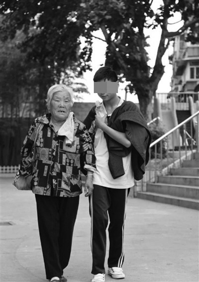 Bà nội 8 tiếng mỗi ngày chờ cháu ở cổng trường ảnh 2 Hiện tại Liu đã có khá nhiều kỹ năng sống và kiến thức, có thể hòa nhập với xã hội và sống tự lập. Ảnh: China News.