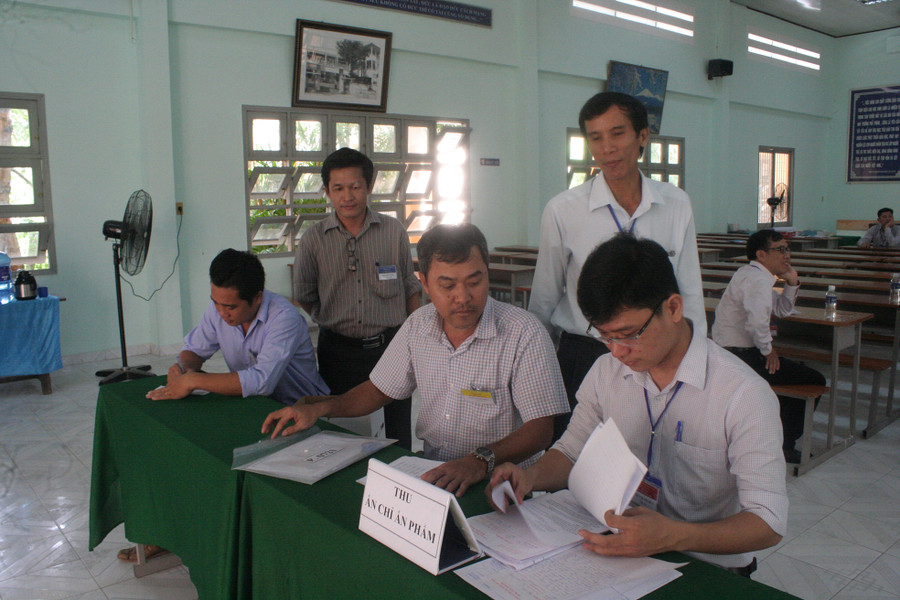 Cán bộ Trường ĐH Tài nguyên và Môi trường làm công tác thi THPT quốc gia tại tỉnh Tiền Giang năm 2018. Ảnh: Q. Ngữ