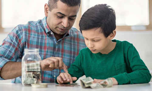 Sai lầm của cha mẹ khi dạy con "tiền không quan trọng" ảnh 1 Từ thời thơ ấu, hãy cho trẻ một bộ não tư duy phong phúvà xây dựng khái niệm giàu có trong tâm trí của chúng để mở rộng hình dung vềcuộc sống trong tương lai. Ảnh: Askmen.
