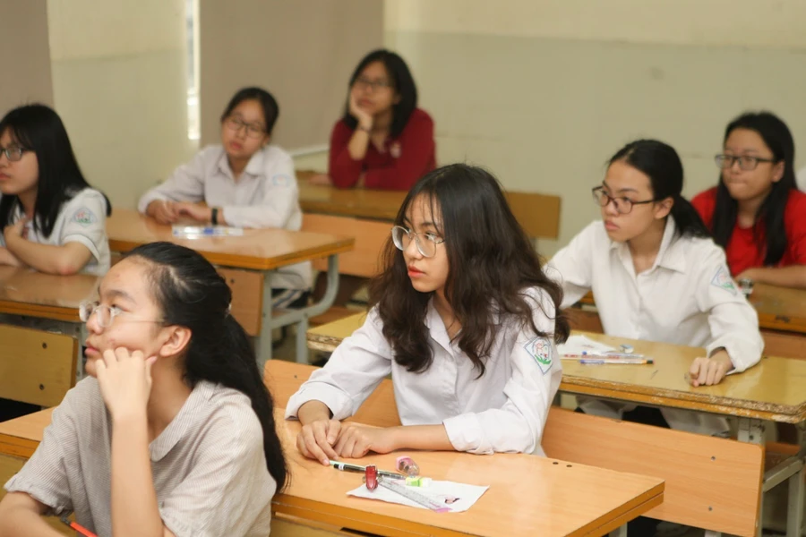 Học sinh dự thi vào lớp 10 THPT tại Hà Nội năm học 2019 - 2020