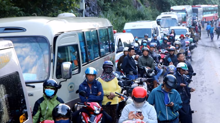 Xe cộ nối đuôi chờ lực lượng chức năng khắc phục sự cố. Ảnh: Hoài Thanh.