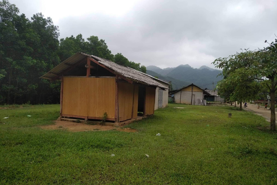 Những căn nhà sơ sài của người dân được dựng lên trong khu tái cư Tam Va