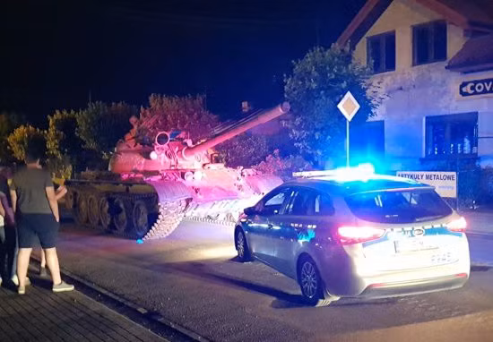 Nửa đêm say rượu, ông chú lấy xe tăng lái dạo một vòng quanh khu phố hóng gió - Ảnh 2.