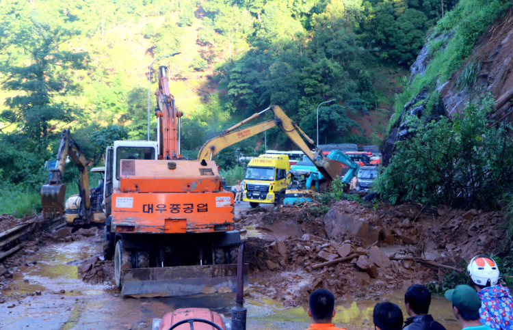 Xe cơ giới múc bùn, đá tràn xuống lấpđường đèo Bảo Lộc.Ảnh: Hoài Thanh. Xe cơ giới múc bùn, đá tràn xuống lấpđường đèo Bảo Lộc. Ảnh: Hoài Thanh.