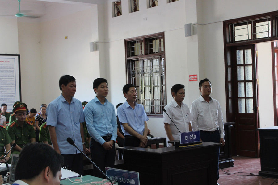Bác sĩ Hoàng Công Lương (thứ 2 từ trái sang). Ảnh: Mạnh Hùng
