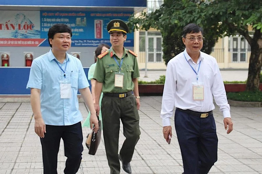 Ông Đặng Xuân Trường, Phó Chủ tịch Thường trực UBND tỉnh, Trưởng Ban chỉ đạo Kỳ thi tốt nghiệp THPT năm 2022 cùng Đoàn công tác kiểm tra tại điểm thi THPT Ngô Quyền