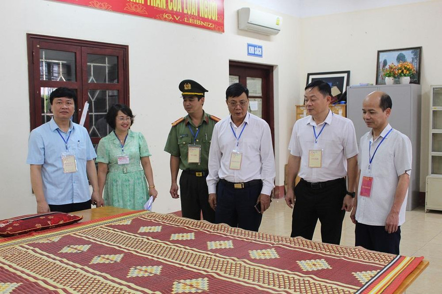 3 điểm thi đã chuẩn bị và bố trí đủ các phòng thi, phòng bảo quản bài thi, đề thi, phòng làm việc của điểm thi, phòng chờ cho thí sinh 3 điểm thi đã chuẩn bị và bố trí đủ các phòng thi, phòng bảo quản bài thi, đề thi, phòng làm việc của điểm thi, phòng chờ cho thí sinh