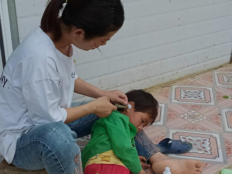 Vừa là thầy giáo, cô giáo vừa là bác sỹ chăm sóc sức khỏe cho học trò nghèo