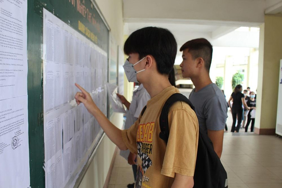 Thí sinh rà soát lại số báo danh và số phòng thi tại điểm thi THPT Chuyên Thái Nguyên Thí sinh rà soát lại số báo danh và số phòng thi tại điểm thi THPT Chuyên Thái Nguyên