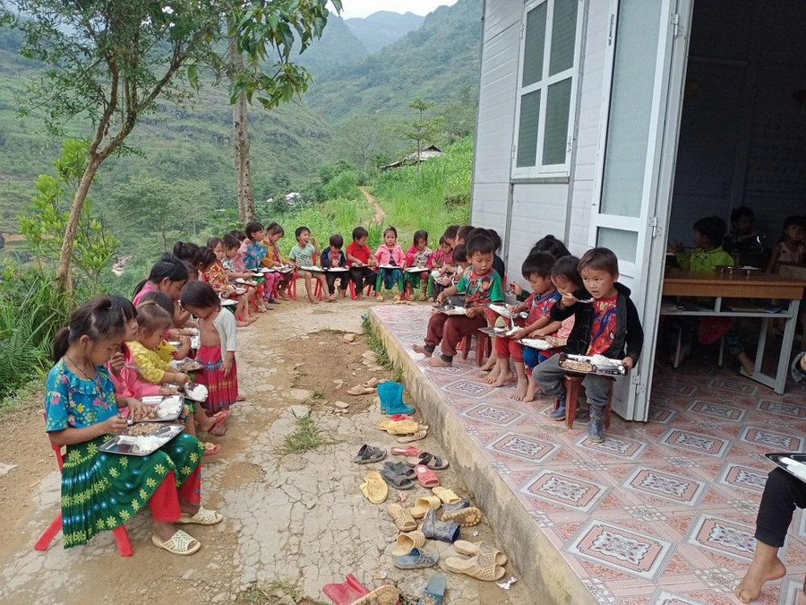 Được sự hỗ trợ chung tay của cộng đồng, học trò điểm trường thôn Nà Nũng A đã có những bữa ăn đầy đủ chất dinh dưỡng