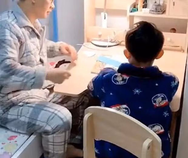 Người chồng chia sẻ rằng chắc chắn nằm ở phương pháp dạy chưa phù hợp, nên ông bố đã quyết định để mình dạy con học.