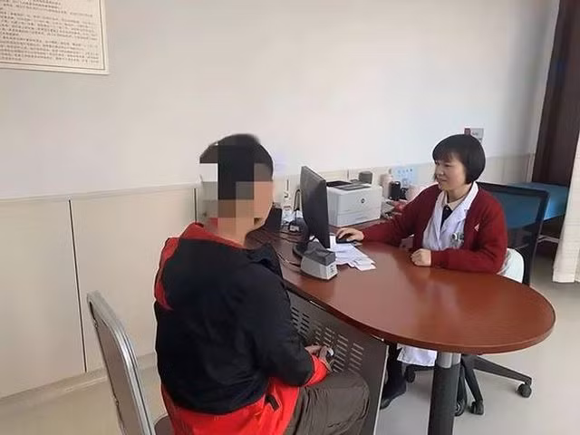 Nam thanh niên có ngực tiết sữa và nguyên nhân đáng sợ phía sau - 3