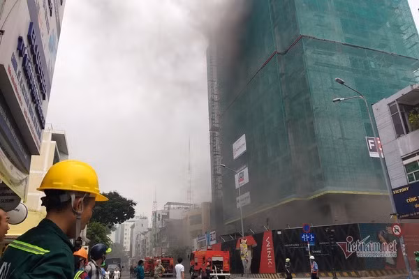 Cháy lớn tại công trình cao ốc khách sạn giữa trung tâm Sài Gòn