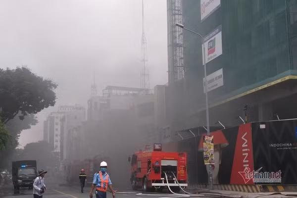 Cháy lớn tại công trình cao ốc khách sạn giữa trung tâm Sài Gòn