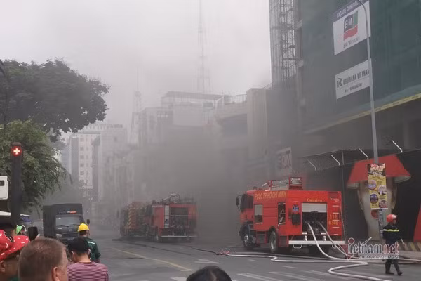 Cháy lớn tại công trình cao ốc khách sạn giữa trung tâm Sài Gòn