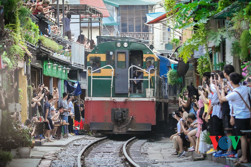  “Phố cà phê đường tàu” trước khi giải tỏa luôn đông đúc du khách, tiềm ẩn tai nạn đường sắt cao.