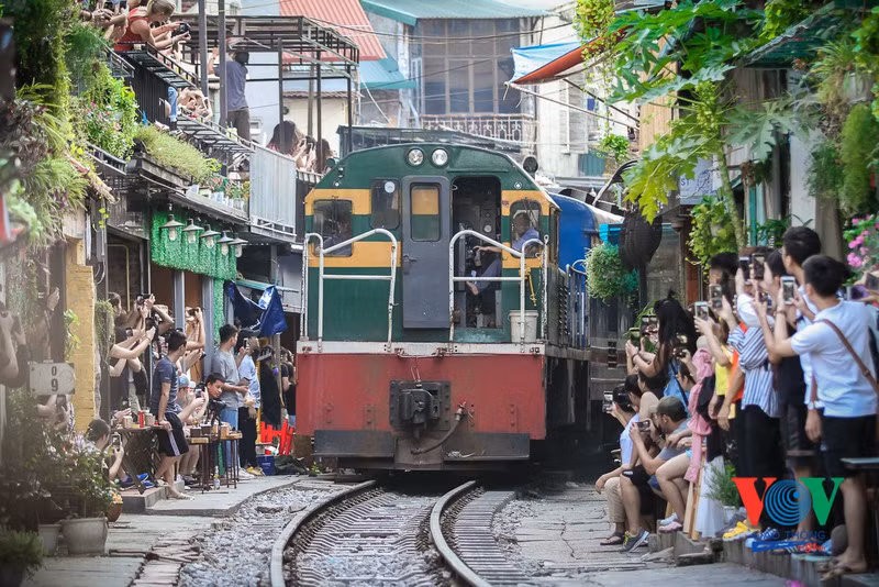  “Phố cà phê đường tàu” trước khi giải tỏa luôn đông đúc du khách, tiềm ẩn tai nạn đường sắt cao.